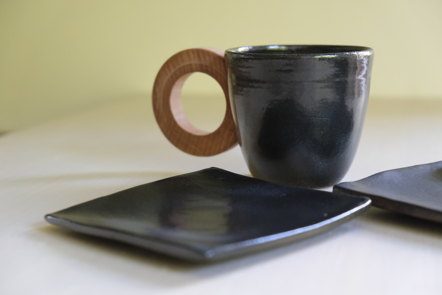 Tasse grès anse en bois